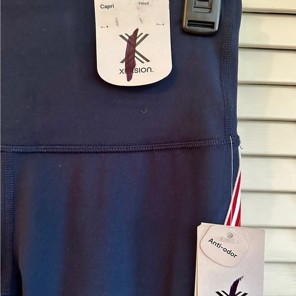 XERSION, NWT, WOMENS, HIGH-RISE, FITTED CAPRI WITH MEDIUM COMPRESSION. SIZE S - Picture 4 of 9